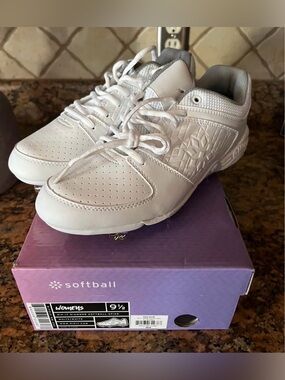NWT Rip-It Women's Softball Metal Cleats - White Size 9.5